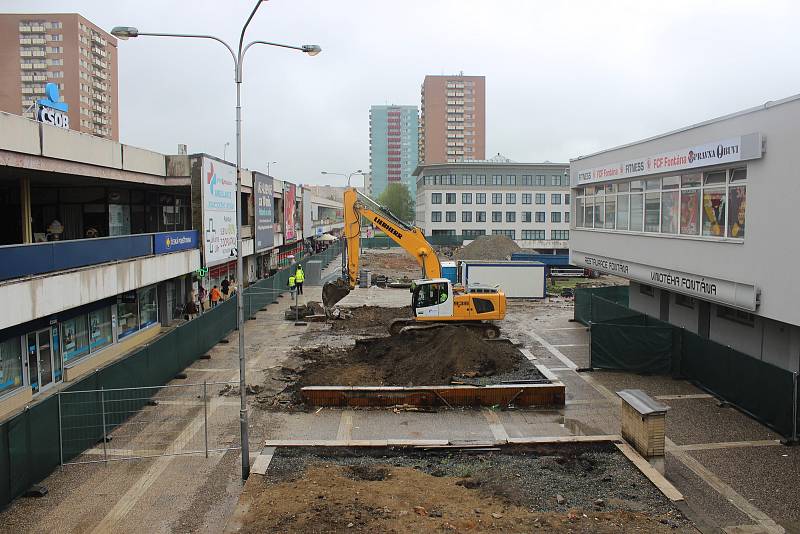 Demolicí původních staveb začala velká rekonstrukce předprostoru obchodního centra na ulici Horní v Ostravě-Jihu. Snímek z konce dubna 2019.