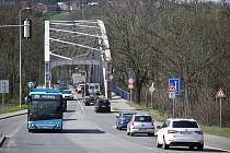 Frekventovaný most čeká několikaměsíční rekonstrukce. Lidé na objízdných trasách neskrývají své obavy. Duben 2021.