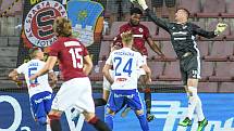 Gólman Baníku Jan Laštůvka uklízí míč před Benjaminem Tettehem - FORTUNA:LIGA - Skupina o titul - 2. kolo, AC Sparta Praha - FC Baník Ostrava, 23. června 2020 v Praze.