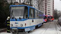 Škodu za 400 tisíc korun způsobil požár, který ve středu odpoledne zachvátil přední část tramvaje jedoucí na vozovnu v Ostravě-Porubě.
