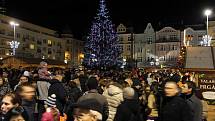 Vánoční koledy, vůně pečiva, kaštanů, svařeného vína a punče. Typická vánoční atmosféra zavládla na Masarykově náměstí v centru Ostravy, kde začaly vánoční trhy. 