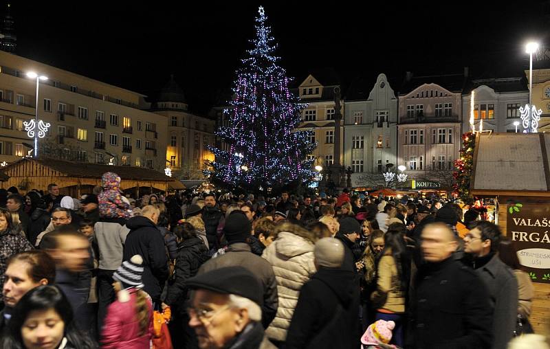 Vánoční koledy, vůně pečiva, kaštanů, svařeného vína a punče. Typická vánoční atmosféra zavládla na Masarykově náměstí v centru Ostravy, kde začaly vánoční trhy. 