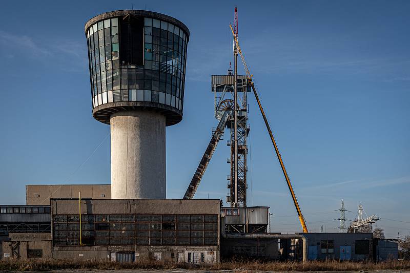 Společnost OKD začala bourat těžní věž v areálu bývalého dolu ve Sviadnově, 24. listopadu 2020.