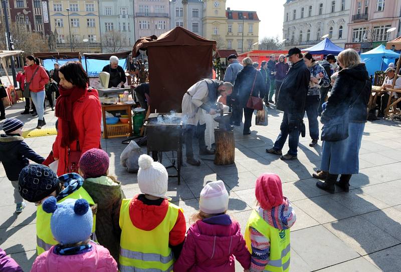 Velikonoční trhy na Masarykově náměstí v centru Ostravy, březen 2016. 