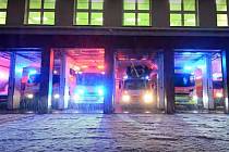 Záběr z videa zachycující světelnou vánoční show hasičských vozů.