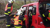 Celkem deset lidí se ve středu po ránu zranilo při nehodě autobusu městské hromadné dopravy a osobního vozu na ulici Petřkovické v Ostravě.