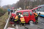 Celkem deset lidí se ve středu po ránu zranilo při nehodě autobusu městské hromadné dopravy a osobního vozu na ulici Petřkovické v Ostravě.