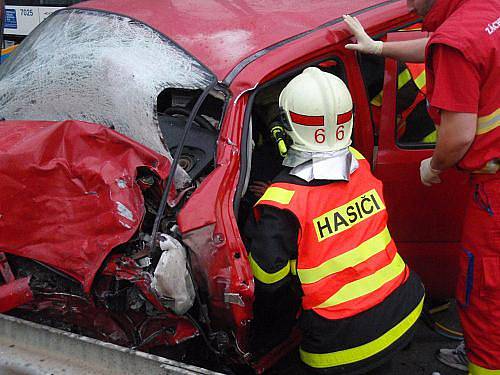 Celkem deset lidí se ve středu po ránu zranilo při nehodě autobusu městské hromadné dopravy a osobního vozu na ulici Petřkovické v Ostravě.