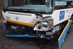 Celkem deset lidí se ve středu po ránu zranilo při nehodě autobusu městské hromadné dopravy a osobního vozu na ulici Petřkovické v Ostravě.
