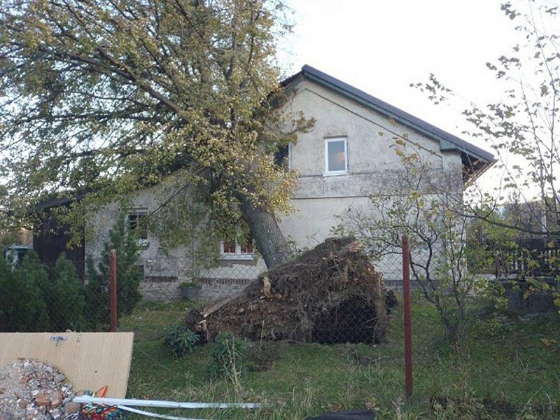 Snímky z odstraňování následků silného větru hasiči Moravskoslezského kraje.