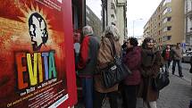 Vstupenky na premiéru muzikálu Evita už jsou beznadějně vyprodány. Na veřejnou generálku se včera u předprodeje vstupenek Národního divadla moravskoslezského vytvořila docela dlouhá fronta.