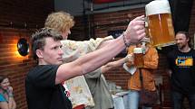 Pivní festival v klubu Garage v Ostravě-Martinově zpestřila i soutěž "silných pivařů"