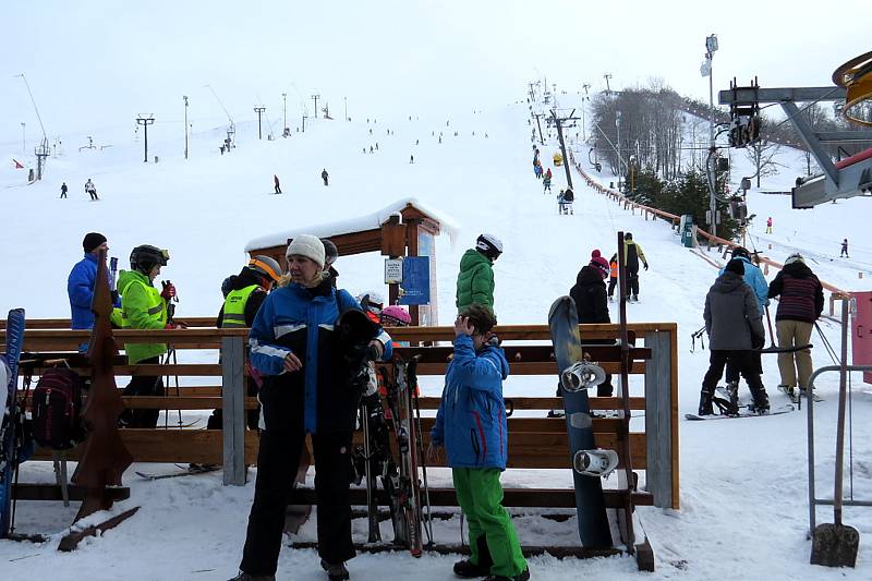 Tošovický areál zaplnili o víkendu lyžaři, snowboardisté i bobisté.