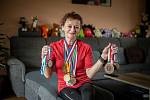 MEDAILOVÁ SBÍRKA. Sportovní gymnastka Alena Coufalová, za svobodna Dřevjaná, startovala na čtyřech ME a MS i na olympiádě v Soulu 1988 a dalších závodech. Dvanáctkrát byla mistryní republiky. Celkem vybojovala neuvěřitelných 164 medailí.