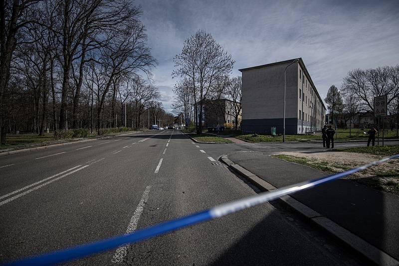 Policisté u místa neštěstí v městské části Hulváky, kde při výbuchu v místě výkopových prací zemřel člověk, 8. dubna 2022 v Ostravě.