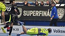 Superfinále play off florbalové superligy mužů: Technology florbal Mladá Boleslav - 1. SC TEMPISH Vítkovice, 14. dubna 2019 v Ostravě. Na snímku (zleva) Krzyžanek Petr a Brauer Marek.