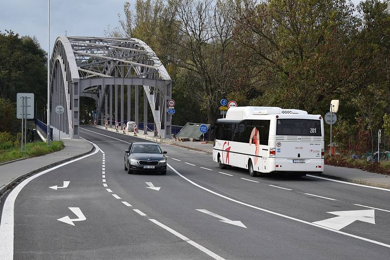 Opravený most před Odru mezi Ostravou a Hlučínskem opět v plném provozu, čtvrtek 14. října 2021 odpoledne.