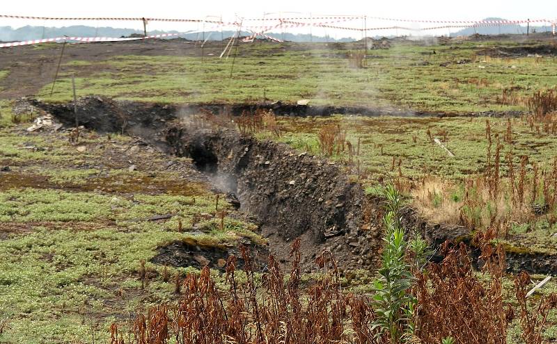 DOUTNAJÍCÍ odval, uvnitř několika málo hald na Ostravsku totiž stále prohořívá uložený materiál, týká je se to Heřmanické i Emy.