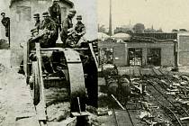 Vpravo ukázka zběsilého ničení staveb a kolejí v nové vozovně ČSD na hlavním nádraží v Ostravě-Přívoze, vlevo vojenská jednotka s destrukčním pluhem, který vytrhával pražce a ničil železniční koleje.