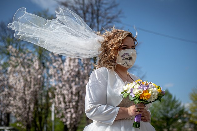 První svatba na Slezské radnici po uvolnění opatření k zamezení šíření koronaviru, 25. dubna 2020 v Ostravě. Novomanželé Martin a Tereza Kaplanovi.