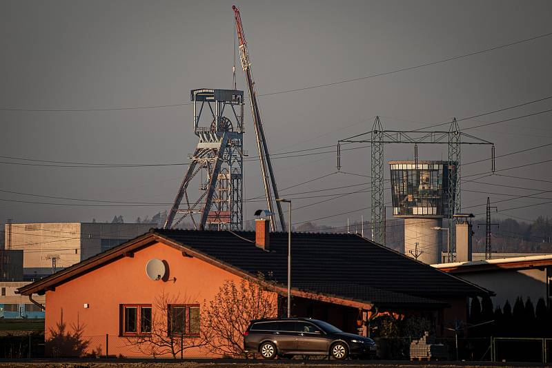 Společnost OKD začala bourat těžní věž v areálu bývalého dolu ve Sviadnově, 24. listopadu 2020.