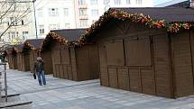 Stánky pro prodejce nejrůznějšího vánočního zboží jsou už v centru Ostravy připraveny.