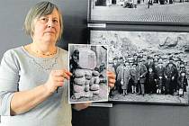 Geoložka z muzea Eva Mertová s jedinou dochovanou fotkou památníčku, vedle ní snímek exkurze v lomu na Jaklovci z roku 1927.