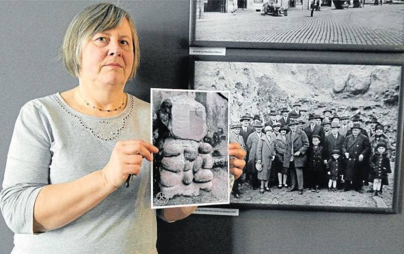 Geoložka z muzea Eva Mertová s jedinou dochovanou fotkou památníčku, vedle ní snímek exkurze v lomu na Jaklovci z roku 1927.