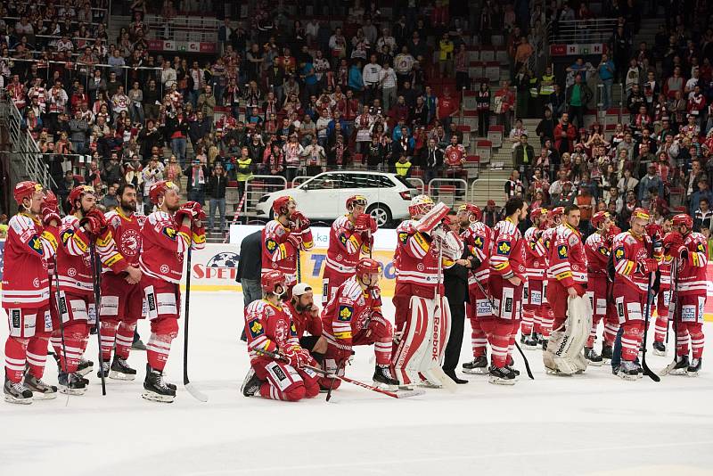 Sedmý - rozhodující - finálový zápas hokejové extraligy. Třinci vítězství uniklo, titul slavil Litvínov.