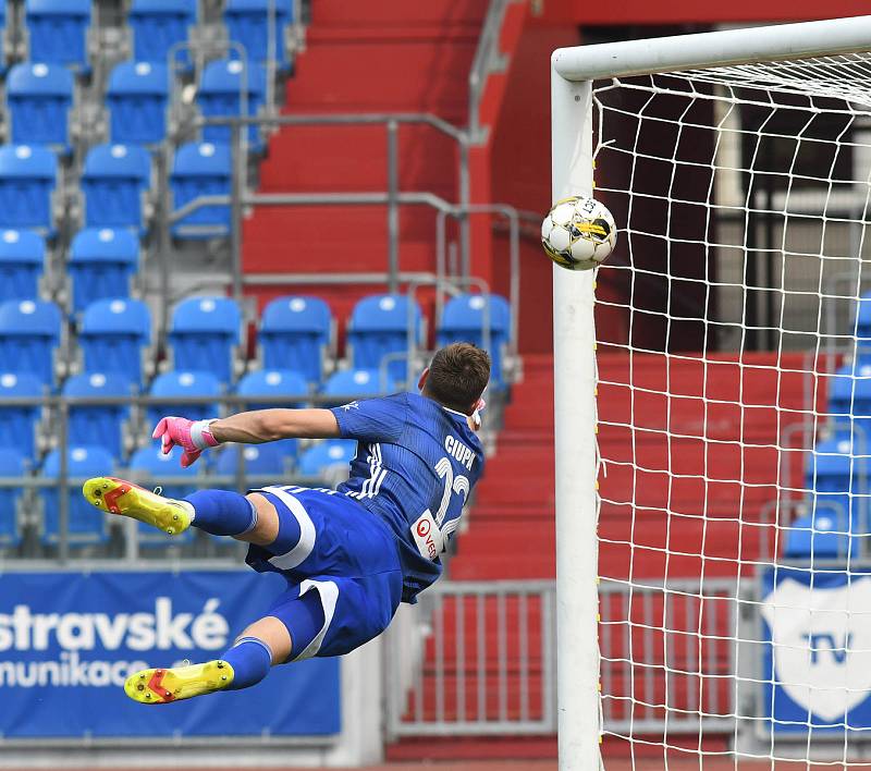 Fotbalisté Baníku Ostrava (v bílém) v generálce proti Karviné.