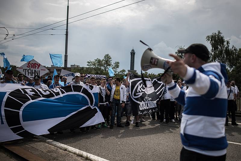 V sobotu ve tři hodiny z Prokešova náměstí vyrazil pochod fanoušků Baníku, kteří pro poslední duel zrušili svůj bojkot domácích utkání.