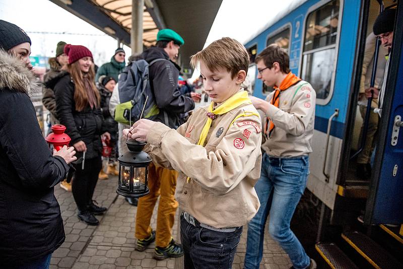 Betlémské světlo je jedním z novodobých symbolů Vánoc. Skauti ho každoročně rozvážejí vlaky po celé republice. Ilustrační foto.