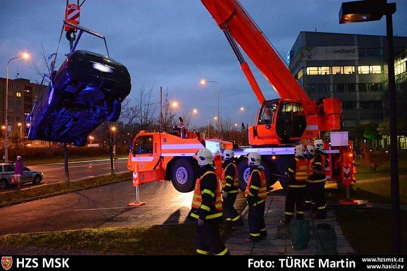 Dramatická honička v Ostravě skončila nehodou, při které třicetiletý řidič fordu vjel do fontány. Auto museli vyprostit hasiči.