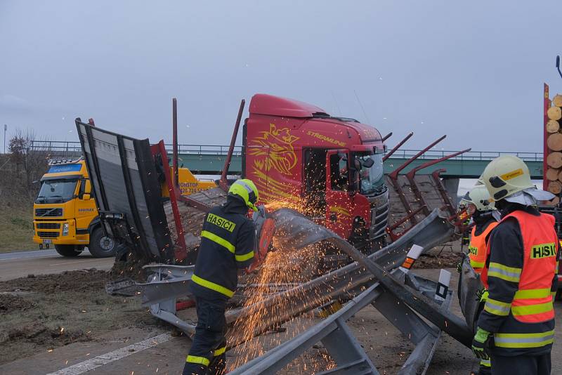 V pátek ráno došlo na dálnici D1 na 338. kilometru ve směru na Olomouc a dále na Brno, v katastru Velkých Albrechtic, k dopravní nehodě polského kamionu Scania. Dálnice byla uzavřená, provoz se znovu podařilo obnovit po 13. hodině. 