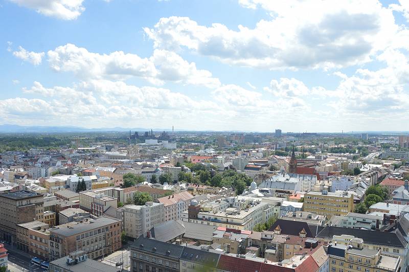 Pohledy a rozhledy na Ostravu z radničního ochozu ve výšce 72 metrů.