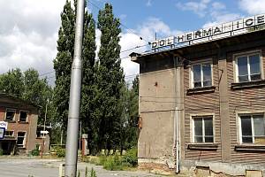 Chátrající administrativní budova a zdravotní středisko bývalé šachty u heřmanické točny trolejbusů.