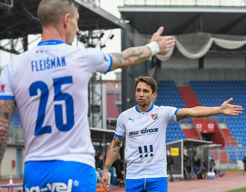 Fotbalisté Baníku Ostrava (v modro-bílém) v duelu 28. kola FORTUNA:LIGY s Mladou Boleslaví (2:1). Jiří Fleišman a Adam Jánoš.