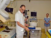 Primář Ondřej Urban předvádí nový typ endoskopu na vyšetření žlučových cest a vývodu slinivky břišní. Foto: 