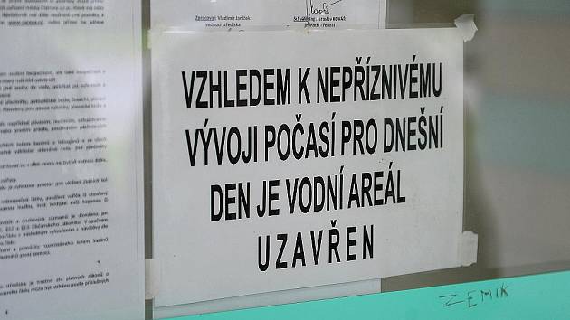 Deštivé a chladné počasí nechává během letošních prázdnin ostravská koupaliště často zavřená.