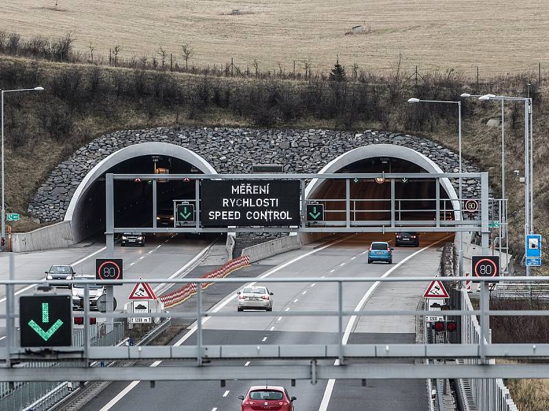 Značky omezující rychlost se objevily také u vjezdu do Klimkovického tunelu ve směru z Ostravy na Brno. Ilustrační foto.