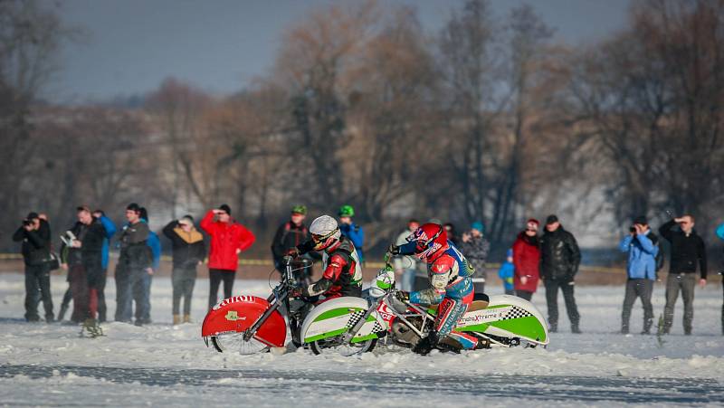 Na Větřkovickou přehradu u Kopřivnice se o víkendu po pěti letech znovu vrátila divácky atraktivní ledová plochá dráha, přezdívaná též jako závody pojízdných cirkulárek. 