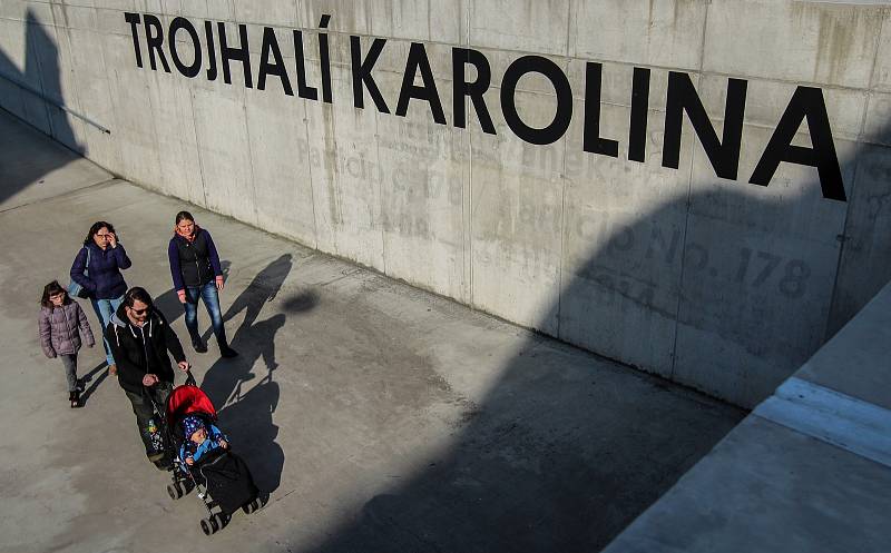 Festival skákacích hradů v Trojhalí.