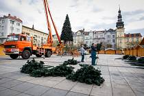 Plastový vánoční strom na Masarykově náměstí v centru Ostravy.