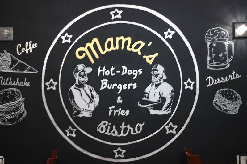 Mama‘s bistro. Novinkami jsou mimo jiné černá výmalba, nové logo s podobiznami bratrů Kaňákových, změny v jídelníčku a samozřejmě tři hvězdy u vstupu. 