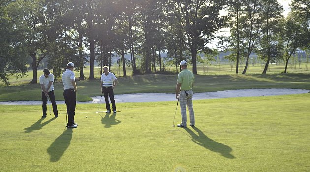 Snímky z kravařského golfového hřiště.