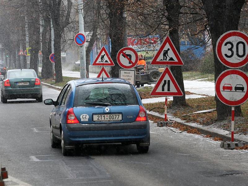 Moře značek dobré orientaci řidičů a bezpečnosti dopravy nepřidá