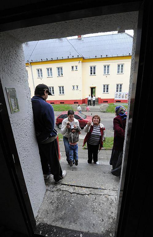 V osadě Liščina v Ostravě-Hrušově, ještě nedávno sociálně vyloučené lokalitě, ve které žije zhruba osm desítek rodin, byly ve čtvrtek zkolaudovány opravené domy na ulicích Sodné, Žalmanově a Orlovské.