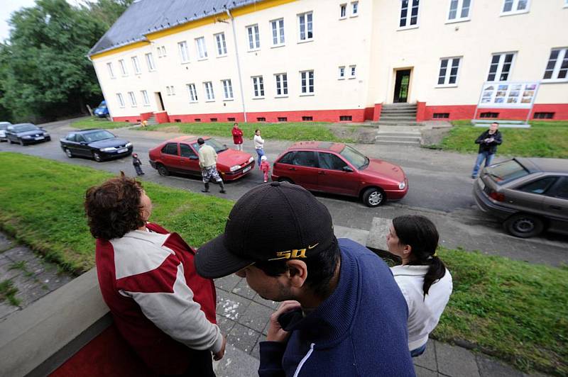 V osadě Liščina v Ostravě-Hrušově, ještě nedávno sociálně vyloučené lokalitě, ve které žije zhruba osm desítek rodin, byly ve čtvrtek zkolaudovány opravené domy na ulicích Sodné, Žalmanově a Orlovské.