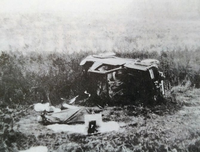 Dobový tisk věnoval případu velkou pozornost. Na snímku havarované vozidlo Jiřího Veřmiřovského, tělo zavražděného podnikatele v popředí přikryté plachtou.