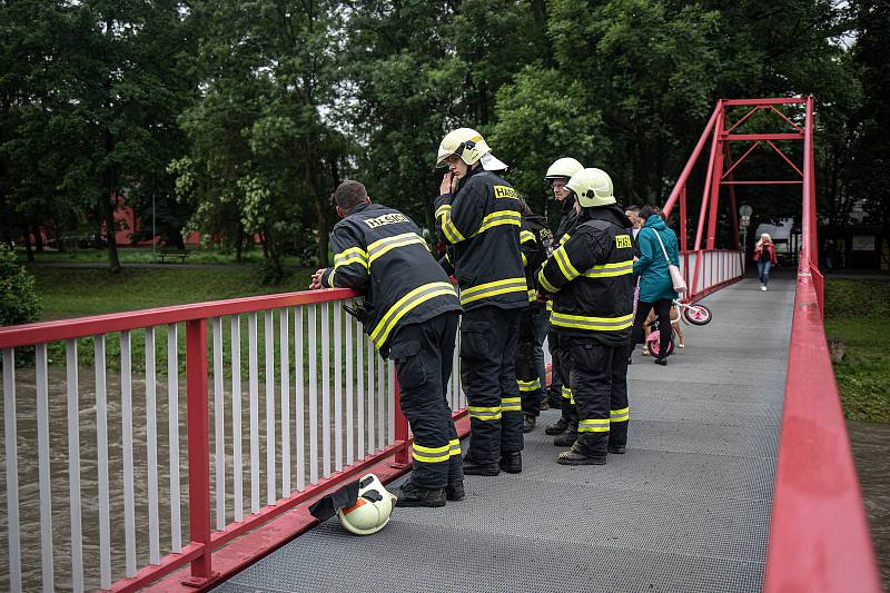 Velké drama se odehrálo v neděli 21. června 2020 ve Frýdku-Místku. Muž se dvěma dětmi se vydal na raftu na vodu. Plavidlo se převrhlo. Vytáhnout je museli hasiči.